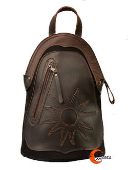 Mochila de cuero del taller Arco Iris. Mochila pequeña marrón  con estrella.
