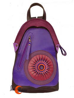 Mochila de cuero del taller Arco Iris. Mochila pequeña morada.