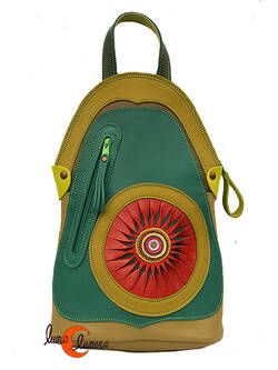 Mochila de cuero del taller Arco Iris. Mochila pequeña verde con sol rojo.