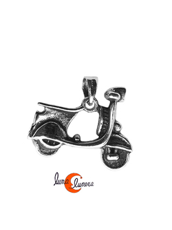 Colgante de plata. Colgante con forma de motoneta o scooter.
