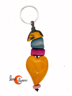 llavero de semillas de tagua. Tira larga con corazón amarillo.