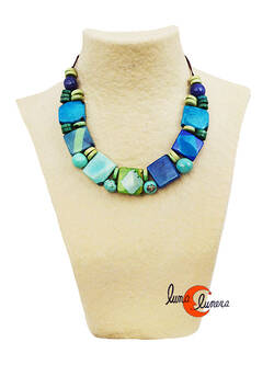 Collar de semillas de tagua. Gargantilla con bolitas de colores azules y verdes.
