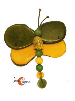 Broche de semillas de tagua. Mariposa amarilla verde.