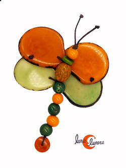 Broche de semillas de tagua. Mariposa verde agua naranjo.