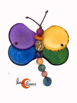 Broche de semillas de tagua. Mariposa multicolor colores frios.