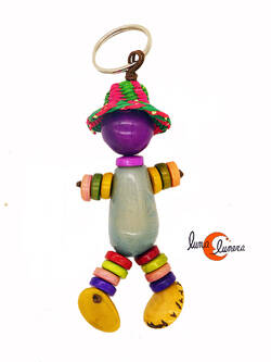 Llavero de semillas de tagua. Muñeco gris.