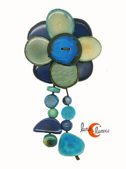 Broche de semillas de tagua. Flor 8P con colgantes azul.