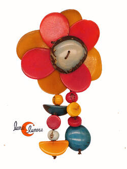 Broche de semillas de tagua. Flor 8P con colgantes rojo marrón.