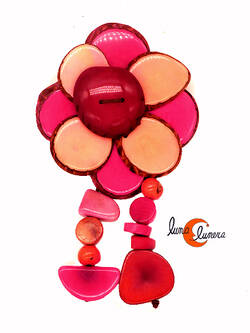 Broche de semillas de tagua. Flor 8P con colgantes rosa fucsia.