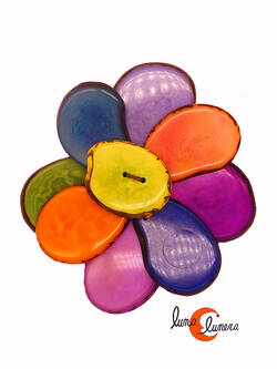 Broche de semillas de tagua. Flor grande 8P multicolor.