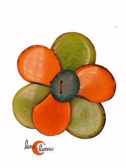 Broche de semillas de tagua. Flor grande 6P verde naranja.