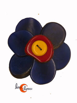Broche de semillas de tagua. Flor mediana 6P azul.
