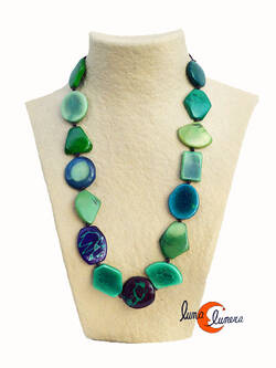 Collar de semillas de tagua. collar mediano verde.
