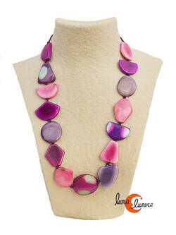 Collar de semillas de tagua. collar mediano morado.
