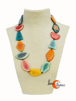 Collar de semillas de tagua. collar mediano con amarillo.