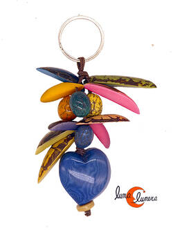 Llavero de semillas de tagua. Racimo corazón azul.