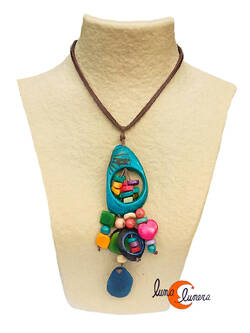Collar de semillas de tagua. Colgante ramillete azul.