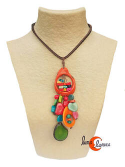 Collar de semillas de tagua. Colgante ramillete naranjo.