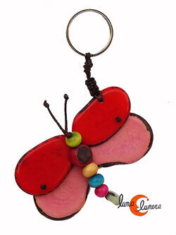 Llavero de semillas de tagua. Libélula rosa y roja.