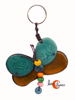 Llavero de semillas de tagua. Libélula verde.