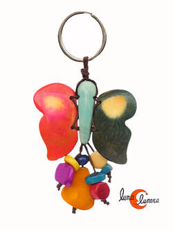 Llavero de semillas de tagua. Mariposa rosa verde.
