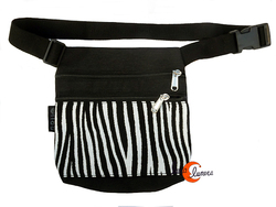 Riñoneras de tela BRUO. Riñonera mediana con dos cremalleras print cebra blanco y negro.