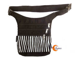 Riñoneras de tela BRUO. Riñonera grande con cuatro cremalleras cebra blanco y negro.