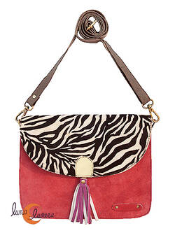 Soruka, bolsos de piel de colores. Bolso grande cuadrado de ante y print, rojo con tirador magenta.