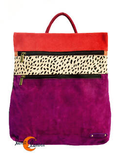 Soruka, mochila de piel de colores. Mochila cuadrada de ante magenta, print y rojo.