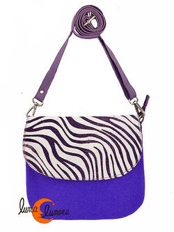 Soruka, bolsos de piel de colores. Bolso grande redondo plano con solapa, print y azulón.