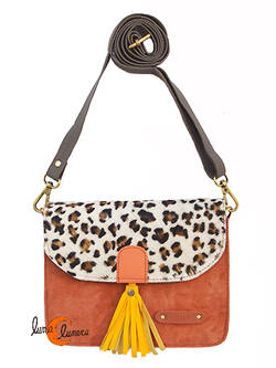 Soruka, bolsos de piel de colores. Bolso pequeño cuadrado de ante y print, marrón claro.