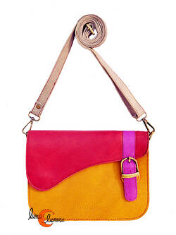 Soruka, bolsos de piel de colores. Asimétrico con hebilla mostaza y rojo.