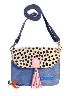 Soruka, bolsos de piel de colores. Bolso pequeño cuadrado de ante y print, celeste con tirador rosa.