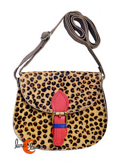 Soruka, bolsos de piel de colores. Bolso pequeño redondo todo print con hebilla roja.