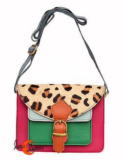 Soruka, bolsos de piel de colores. Pequeño bolso cuadrado con hebilla print fucsia y verde.