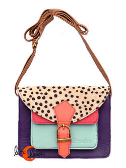 Soruka, bolsos de piel de colores. Pequeño bolso cuadrado con hebilla print morado y celeste.