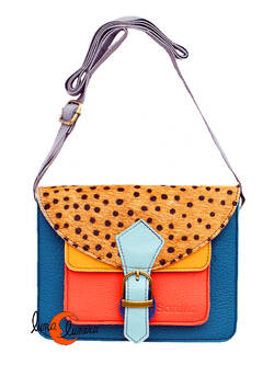 Soruka, bolsos de piel de colores. Pequeño bolso cuadrado con hebilla print azul petróloe y coral.