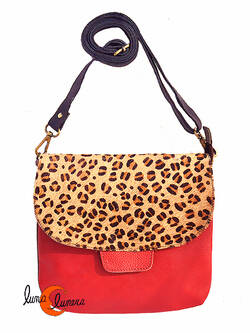 Soruka, bolsos de piel de colores. Bolso grande redondo plano con solapa, print y rojo.