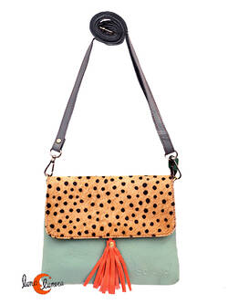 Soruka, bolsos de piel de colores. Bolso plano pequeño, gris verdoso y print.