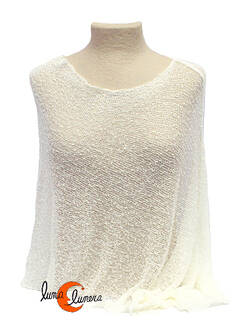 Poncho de punto. Blanco roto.