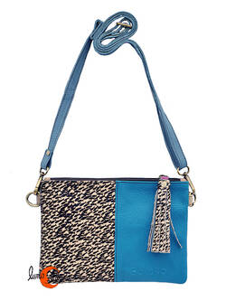 Soruka, bolsos de piel de colores. Bolso pequeño plano mitad print y mitad azul.