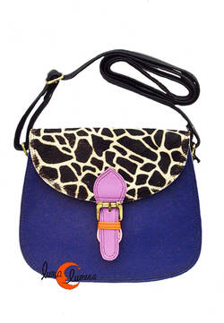 Soruka, bolsos de piel de colores. Bolso grande redondo con solapa y hebilla print azul.