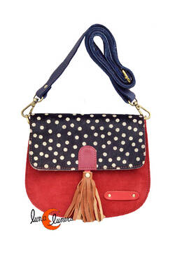 Soruka, bolsos de piel de colores. Bolso pequeño redondo de ante y print, rojo con tirador marrón.