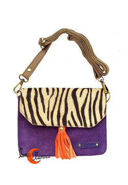 Soruka, bolsos de piel de colores. Bolso pequeño cuadrado de ante y print, morado con tirador naranjo.