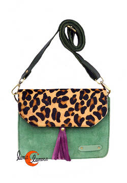 Soruka, bolsos de piel de colores. Bolso pequeño cuadrado de ante y print, verde con tirador morado.