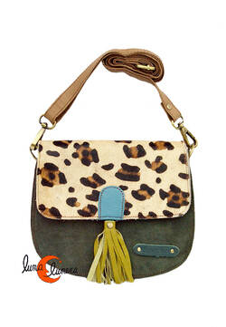 Soruka, bolsos de piel de colores. Bolso pequeño redondo de ante y print, verde con tirador pistacho.