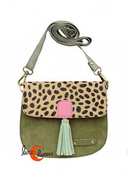 Soruka, bolsos de piel de colores. Bolso pequeño redondo de ante y print, verde con tirador verde.