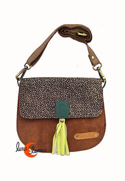 Soruka, bolsos de piel de colores. Bolso pequeño redondo de ante y print, marrón con tirador amarillo.