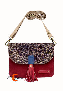 Soruka, bolsos de piel de colores. Bolso pequeño cuadrado de ante y print, granate con tirador rojo.