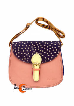 Soruka, bolsos de piel de colores. Bolso grande redondo con solapa y hebilla print color damasco.